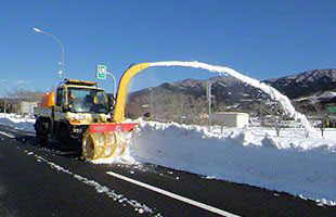 写真:雪氷対策作業