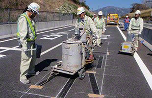 写真:区画線工事